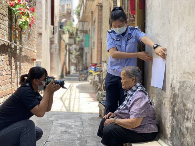 廣東政法機關將教育整頓成效迅速轉化為服務群眾強大動力。圖為公安機關窗口工作人員上門為老年人主動提供“上門辦”服務。